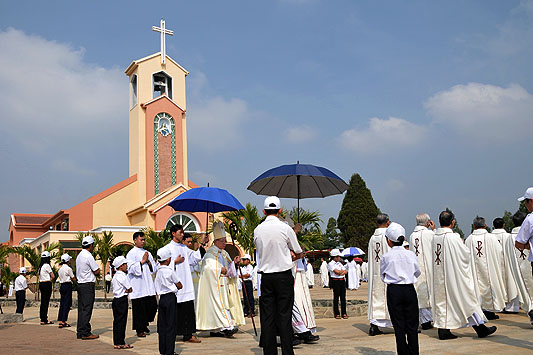 Lam Dong inaugurates Hoa Phat parish’s church